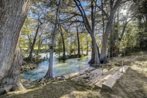 Walk to Schlitterbahn, River Access & Pets OK